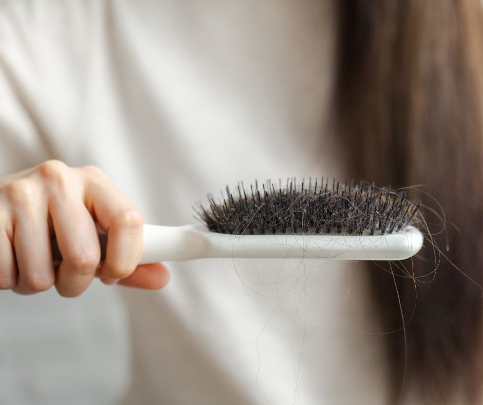Queda de cabelo em excesso na escova Queda de cabelo em excesso na escova